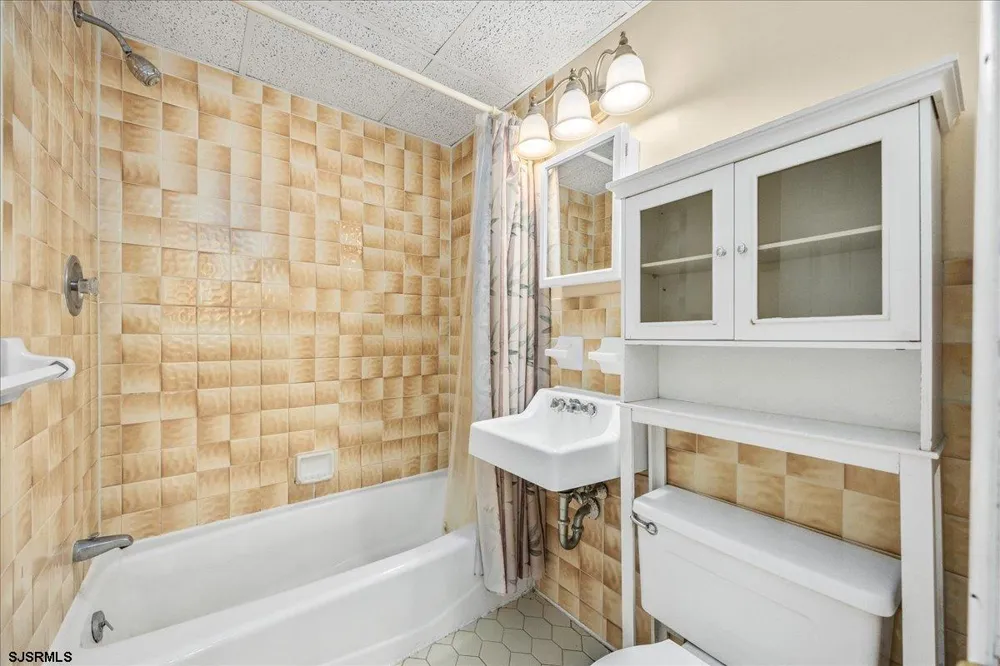 406 E Monterey Ave Wildwood Crest, NJ 08260
