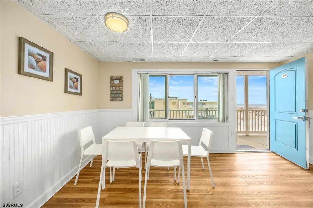 406 E Monterey Ave Wildwood Crest, NJ 08260