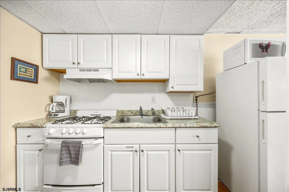406 E Monterey Ave Wildwood Crest, NJ 08260