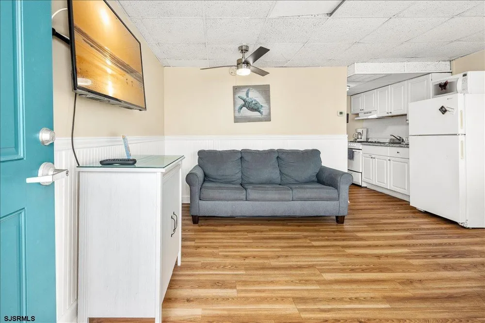 406 E Monterey Ave Wildwood Crest, NJ 08260