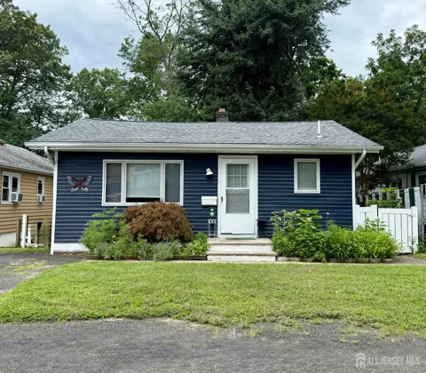13 Middlesex Boulevard