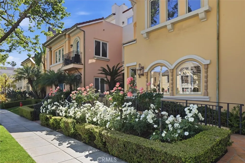 143 Arnaz Drive #105 Beverly Hills, CA 90211