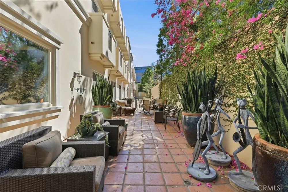 143 Arnaz Drive #105 Beverly Hills, CA 90211