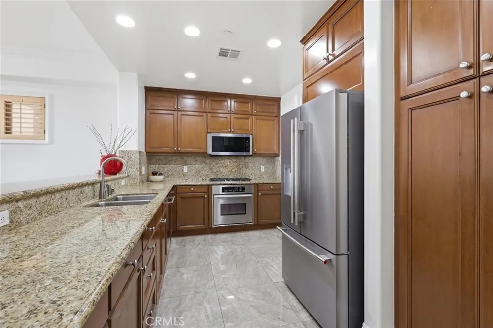 143 Arnaz Drive #105 Beverly Hills, CA 90211