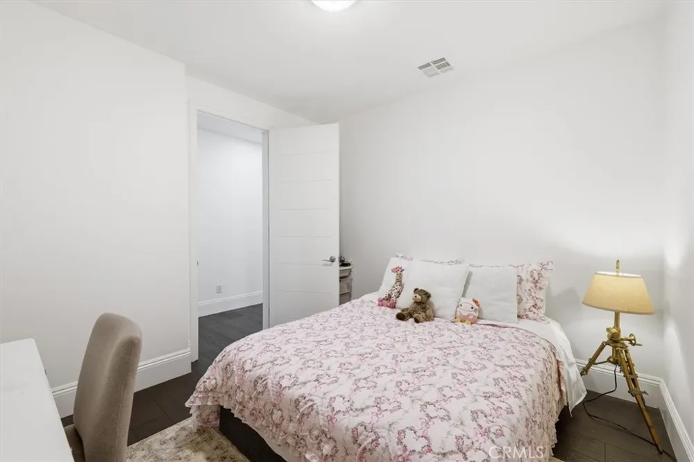 143 Arnaz Drive #105 Beverly Hills, CA 90211