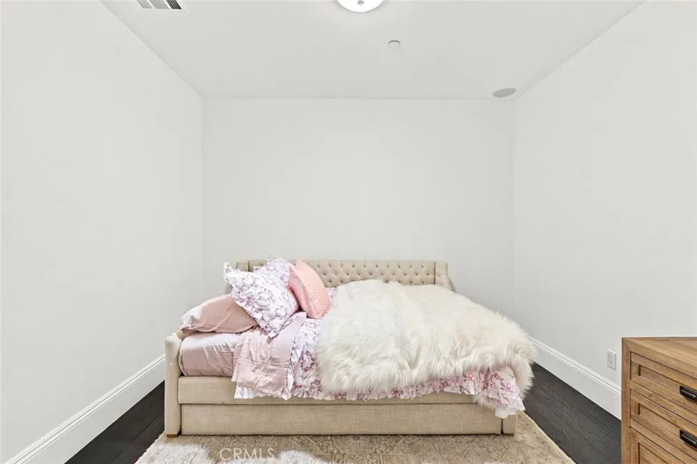 143 Arnaz Drive #105 Beverly Hills, CA 90211