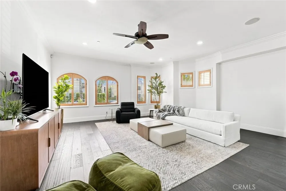 143 Arnaz Drive #105 Beverly Hills, CA 90211