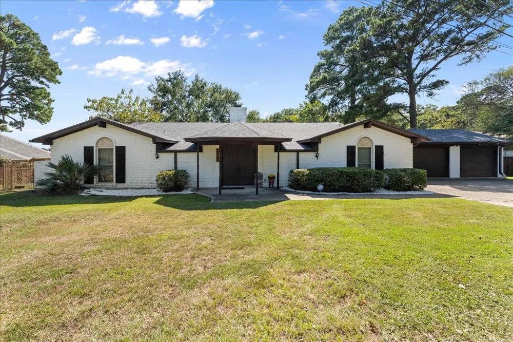 2002 W Lake Drive Gladewater, TX 75647