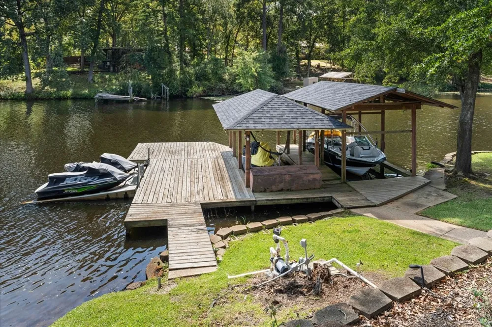 2002 W Lake Drive Gladewater, TX 75647