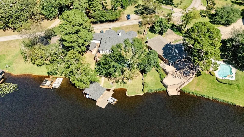 2002 W Lake Drive Gladewater, TX 75647