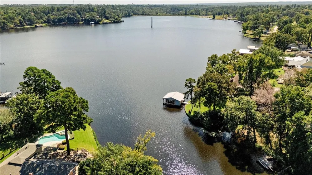2002 W Lake Drive Gladewater, TX 75647