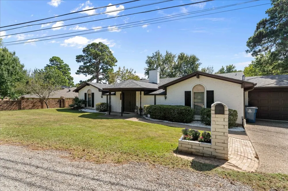 2002 W Lake Drive Gladewater, TX 75647