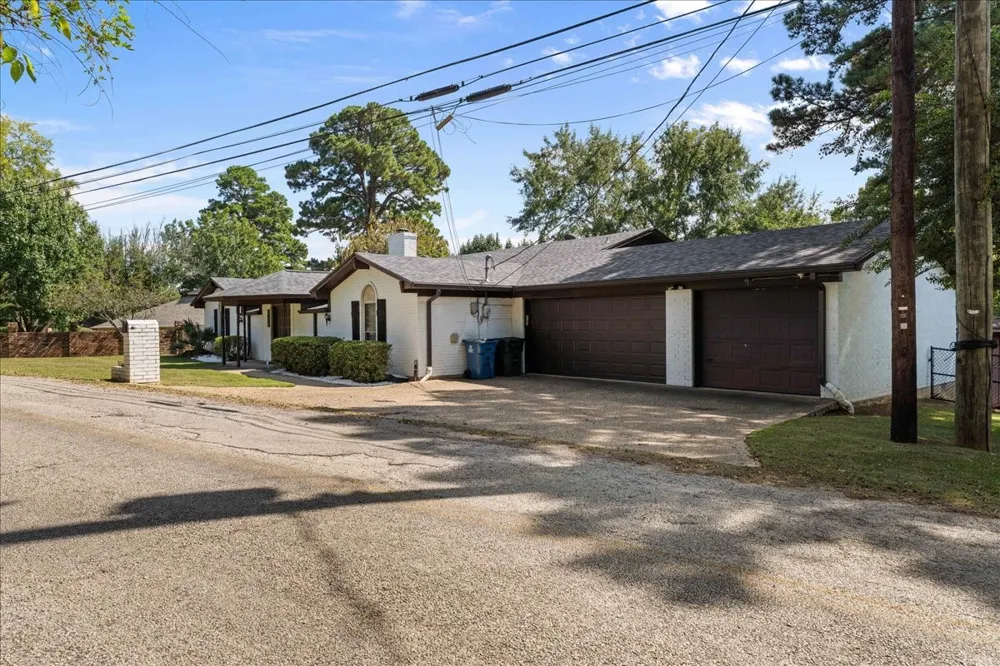 2002 W Lake Drive Gladewater, TX 75647
