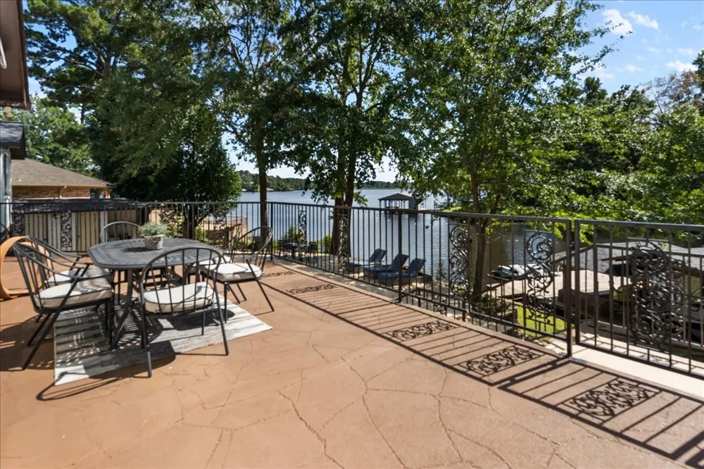 2002 W Lake Drive Gladewater, TX 75647