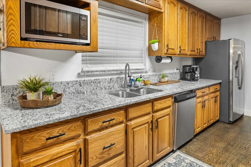 2002 W Lake Drive Gladewater, TX 75647