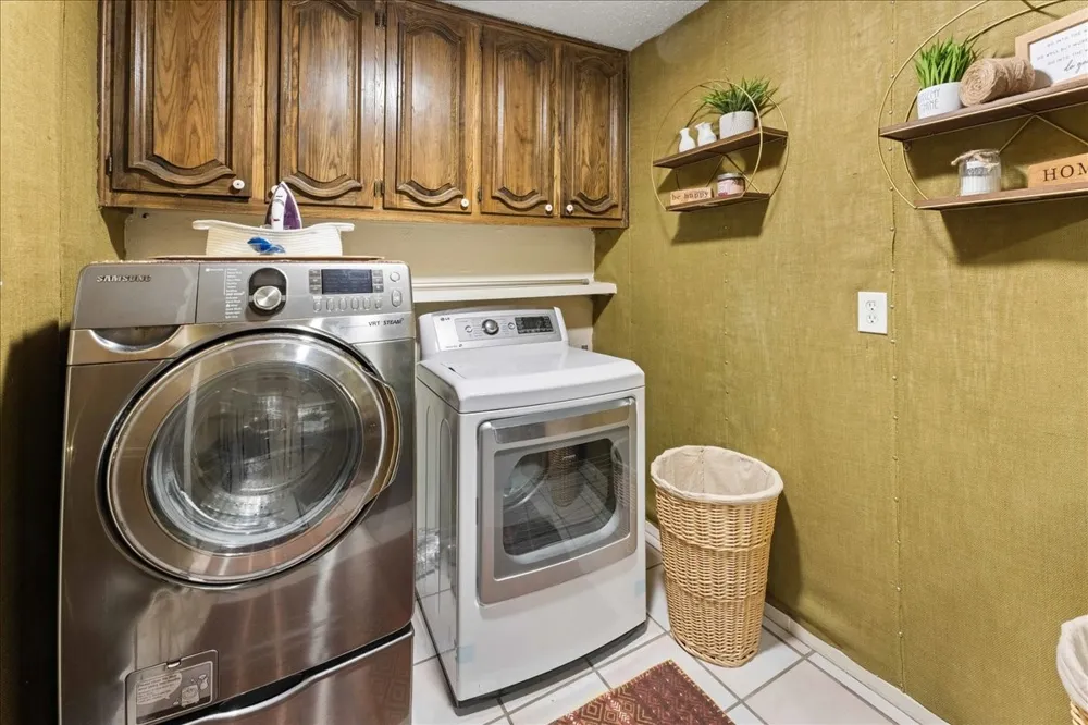 2002 W Lake Drive Gladewater, TX 75647