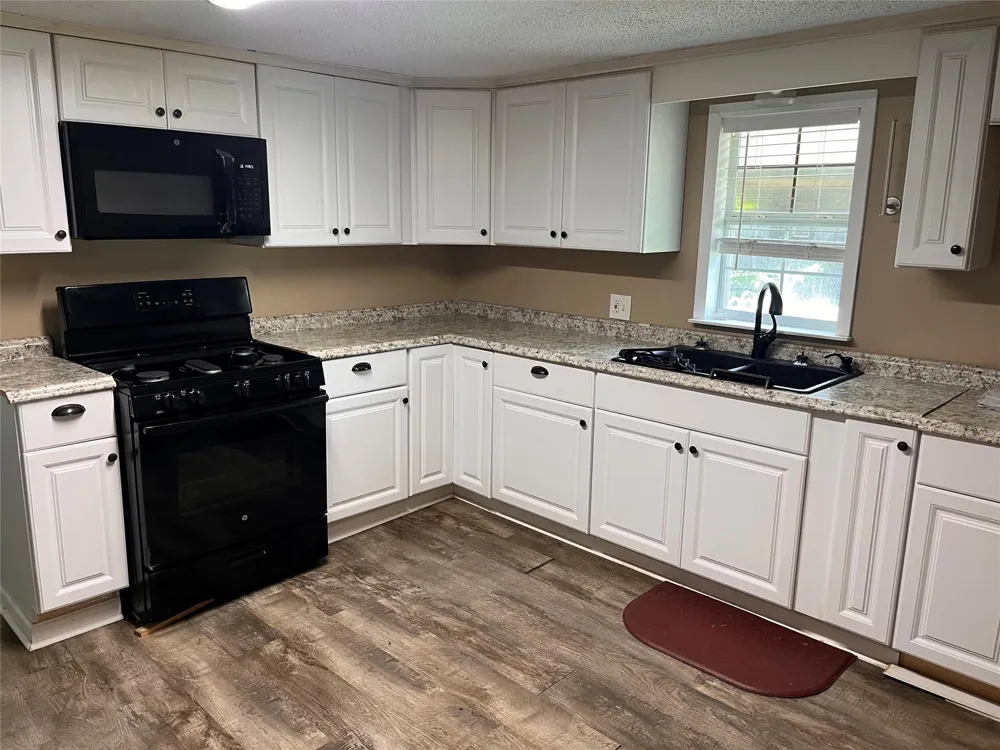 208 E Pecan Lane Clute, TX 77531
