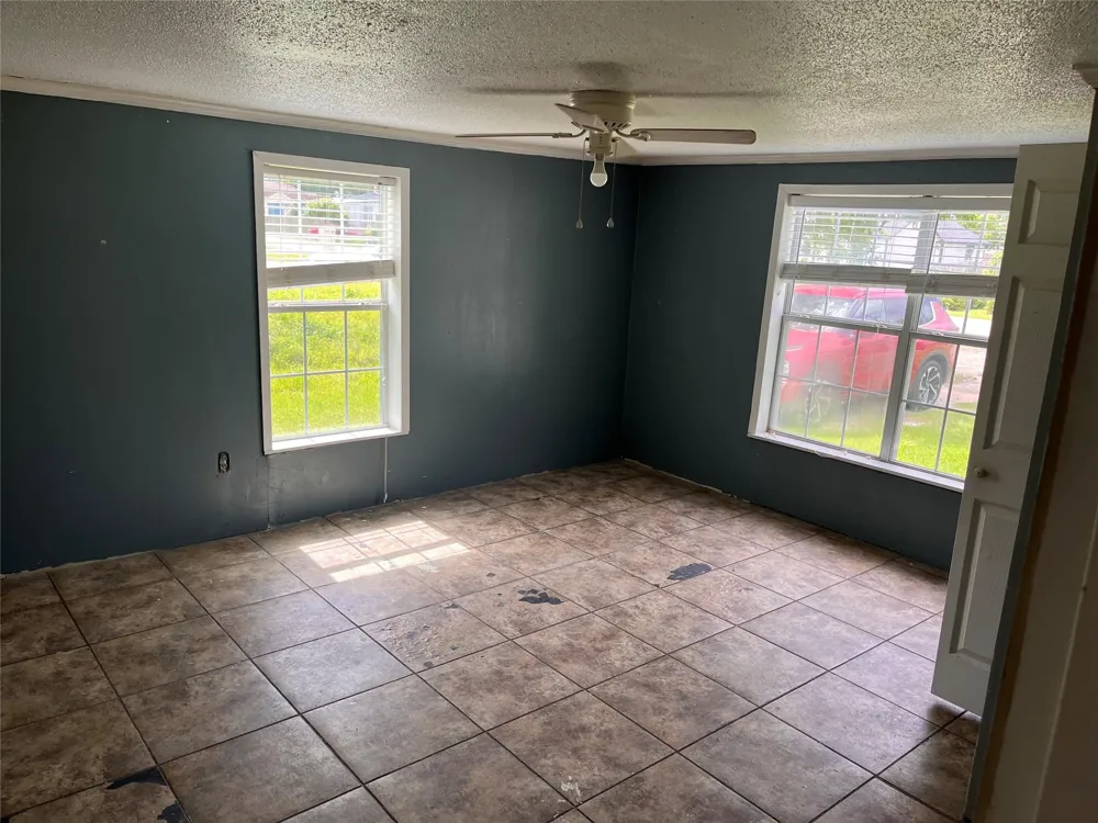 208 E Pecan Lane Clute, TX 77531