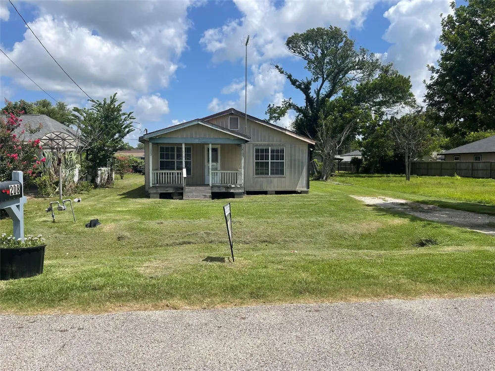 208 E Pecan Lane Clute, TX 77531