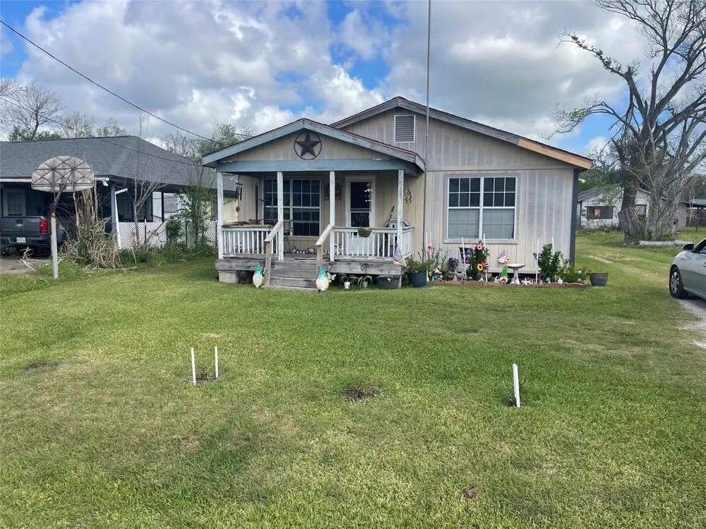 208 E Pecan Lane Clute, TX 77531