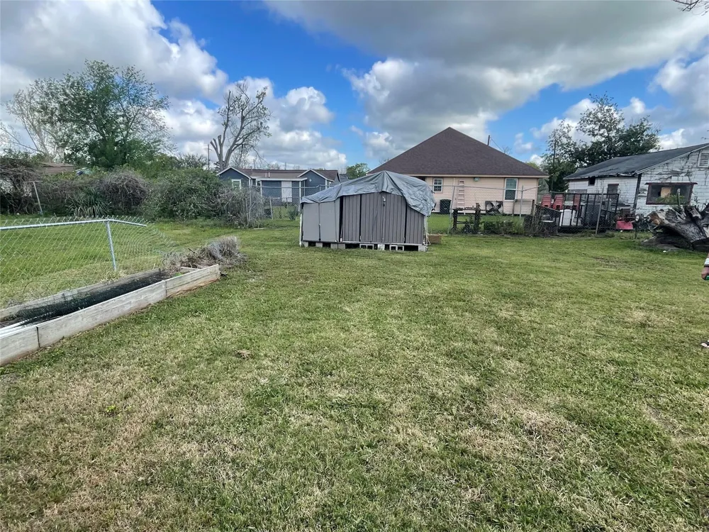 208 E Pecan Lane Clute, TX 77531