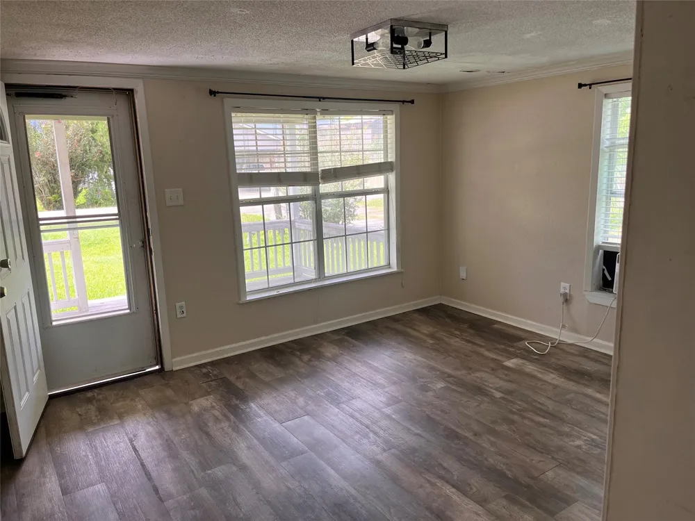 208 E Pecan Lane Clute, TX 77531