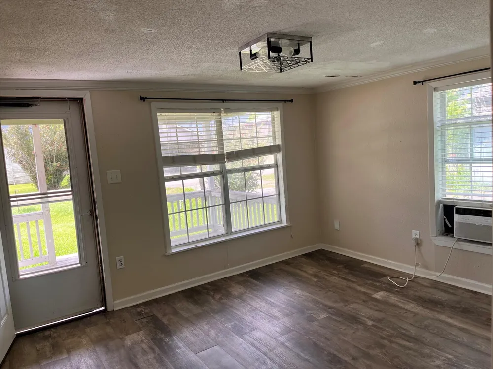 208 E Pecan Lane Clute, TX 77531