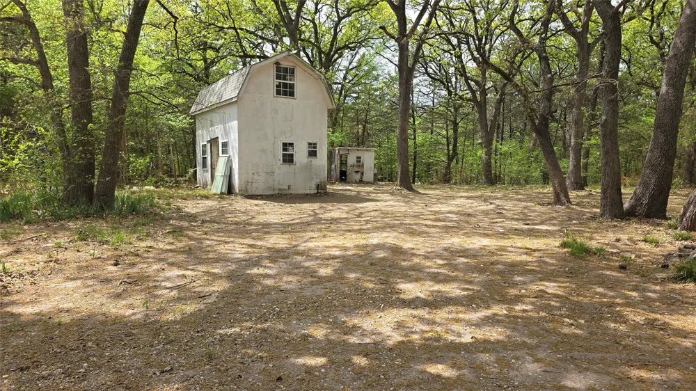 1975 County Road 1025 Ravenna, TX 75476