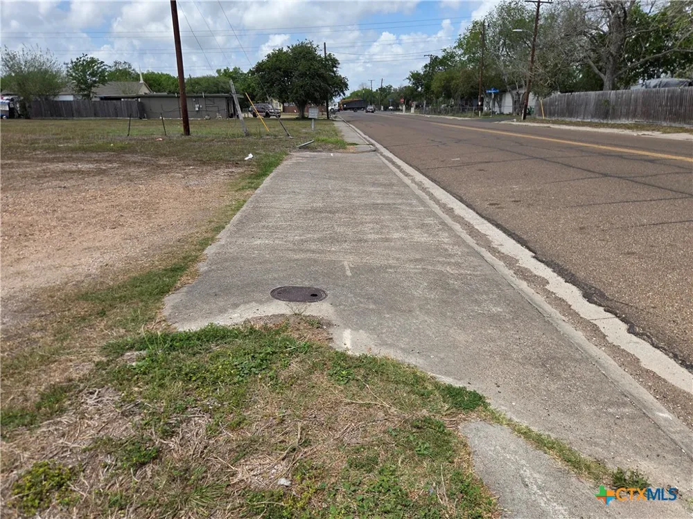 3205 Callis Victoria, TX 77901