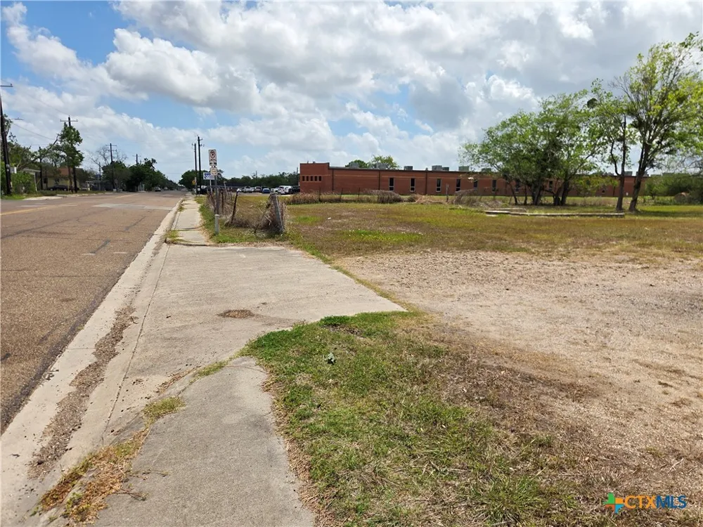 3205 Callis Victoria, TX 77901