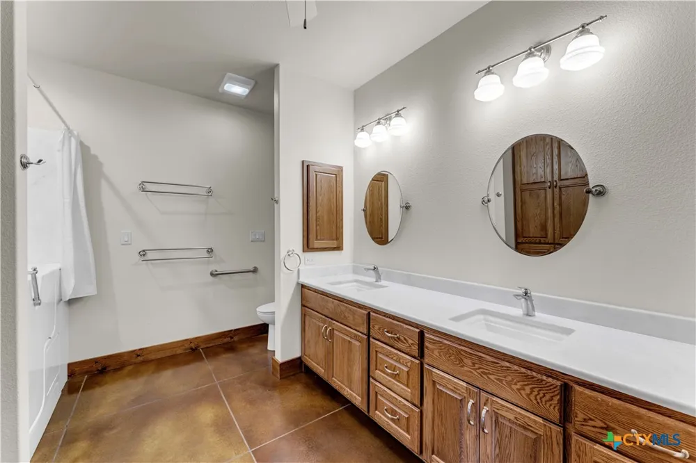 5020 County Road 252 Bertram, TX 78605