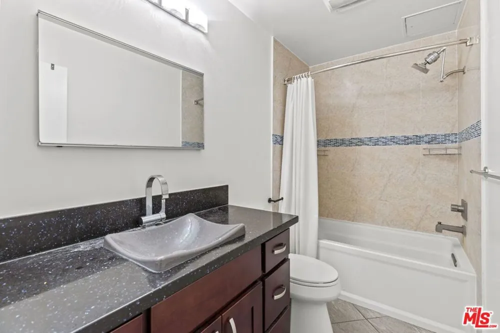 1033 6TH STREET #202 Santa Monica, CA 90403