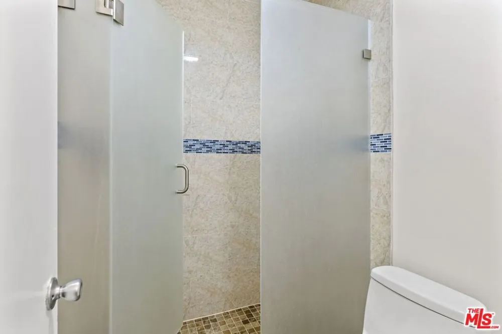 1033 6TH STREET #202 Santa Monica, CA 90403