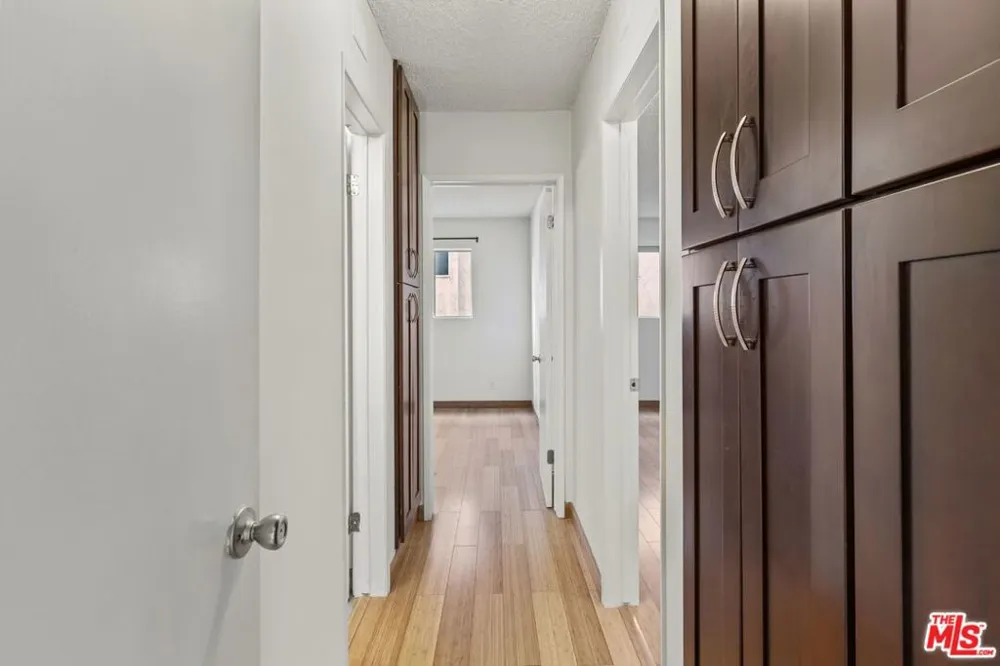 1033 6TH STREET #202 Santa Monica, CA 90403