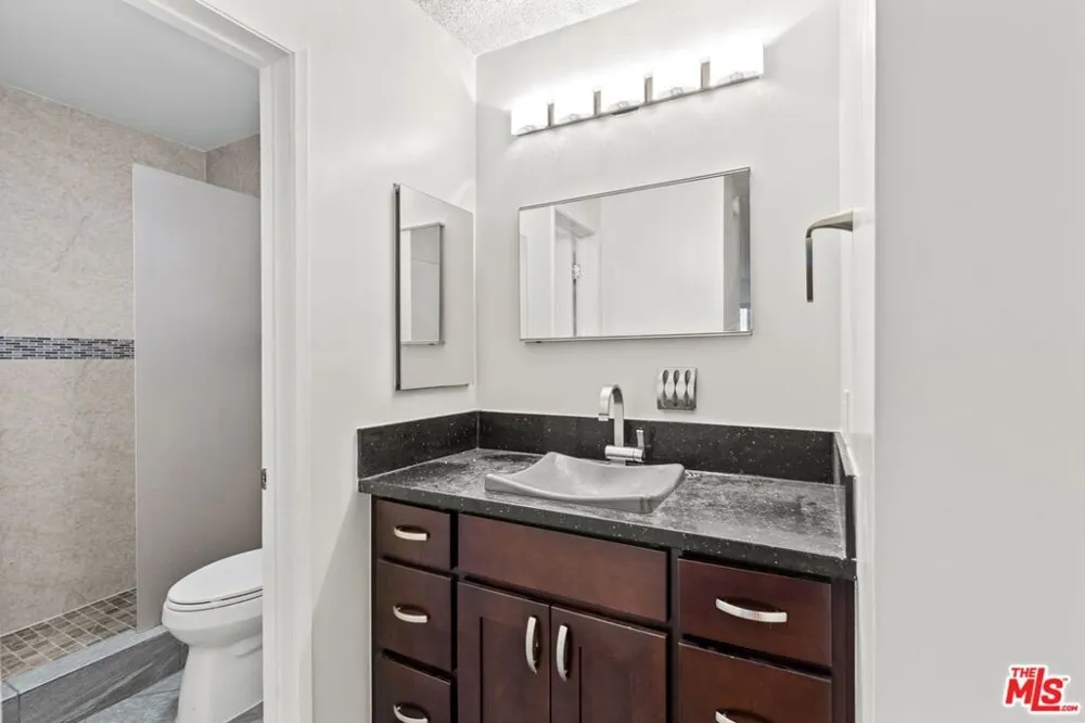 1033 6TH STREET #202 Santa Monica, CA 90403