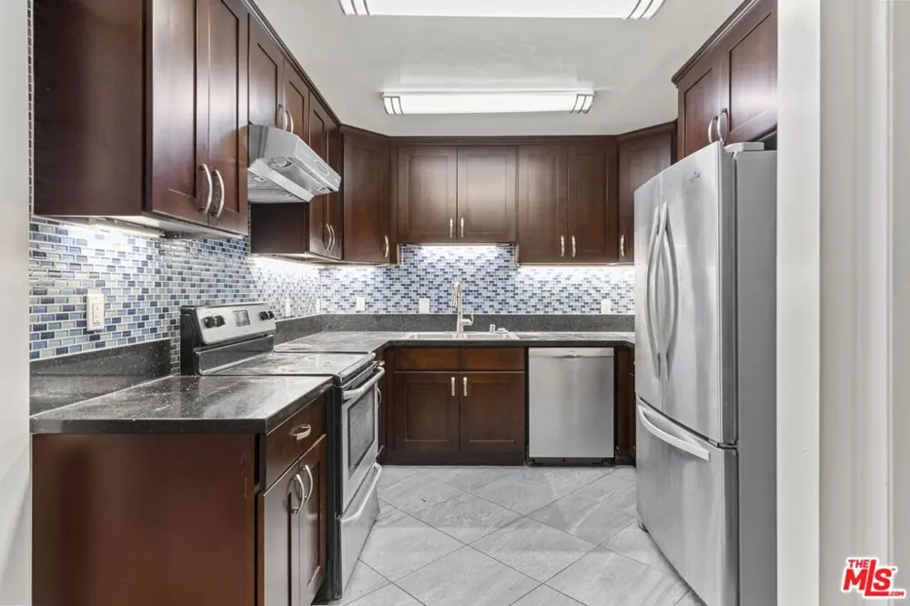 1033 6TH STREET #202 Santa Monica, CA 90403