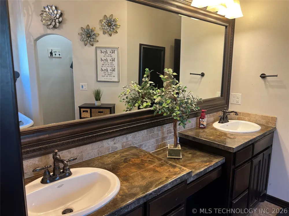 12619 E 233 ROAD S Webbers Falls, OK 74470
