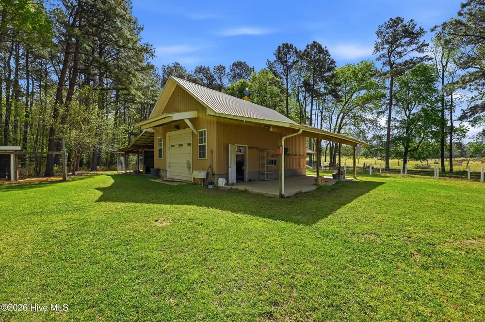 2639 Nc Highway 211 Clarkton, NC 28433