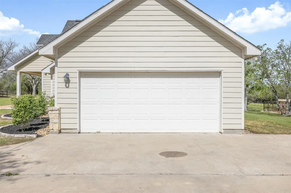 840 E Glenn Street Bellville, TX 77418