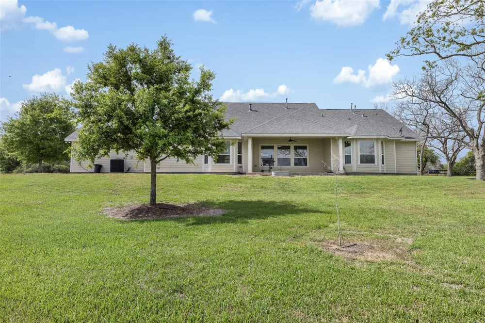 840 E Glenn Street Bellville, TX 77418