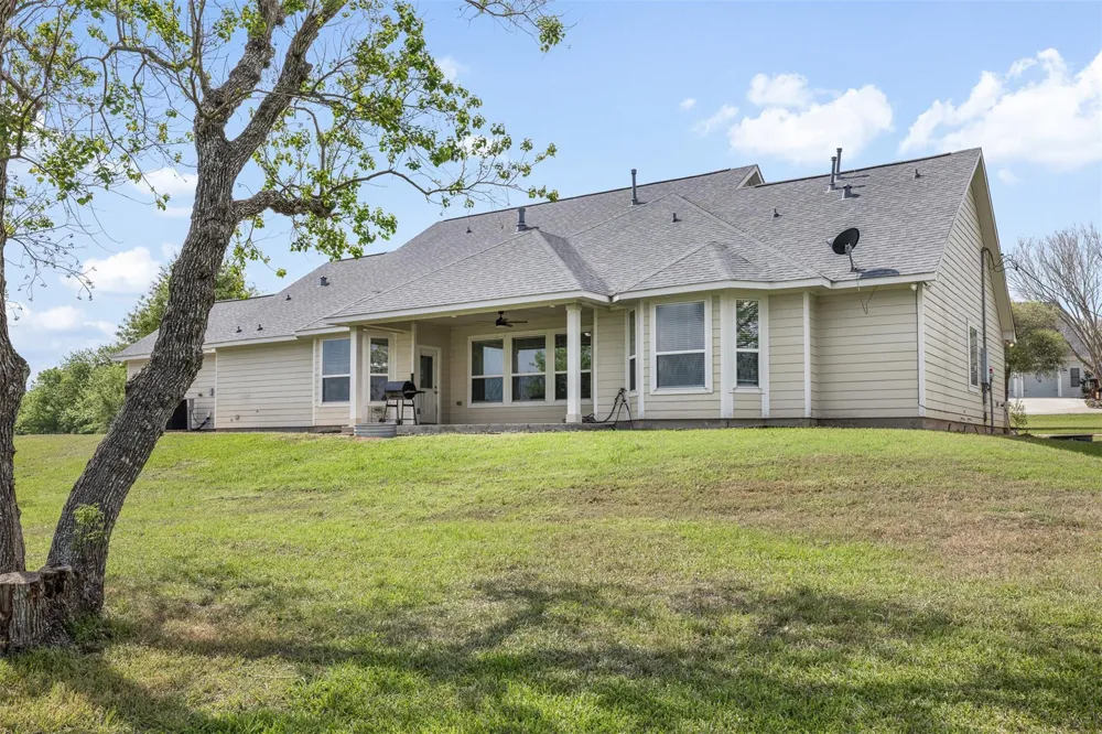 840 E Glenn Street Bellville, TX 77418