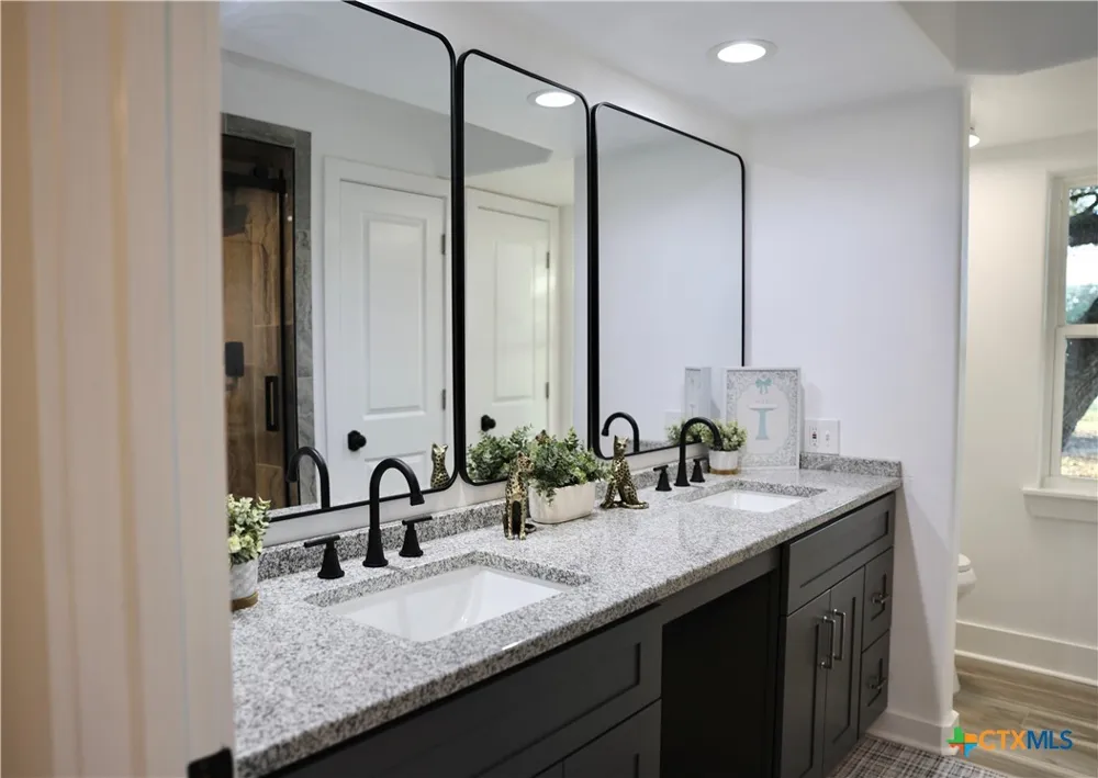 264 Live Oak Drive Inez, TX 77968