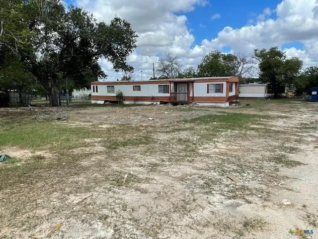 722 School Street Kenedy, TX 78119