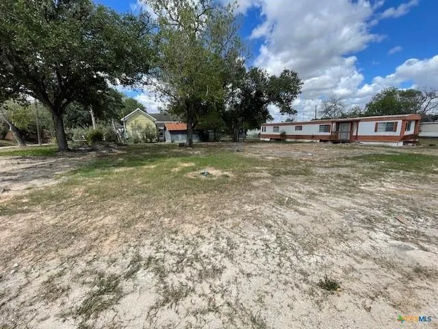 722 School Street Kenedy, TX 78119