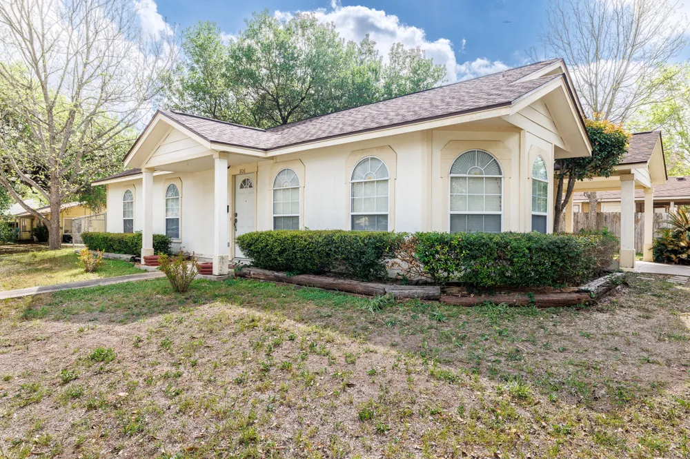 806 Saint Michael Street Gonzales, TX 78629