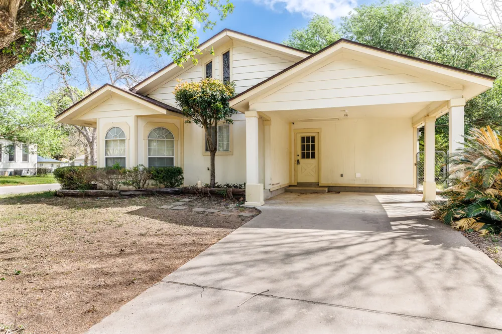 806 Saint Michael Street Gonzales, TX 78629
