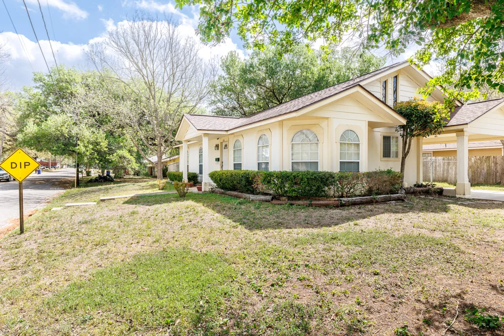 806 Saint Michael Street Gonzales, TX 78629