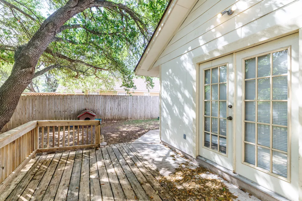 806 Saint Michael Street Gonzales, TX 78629