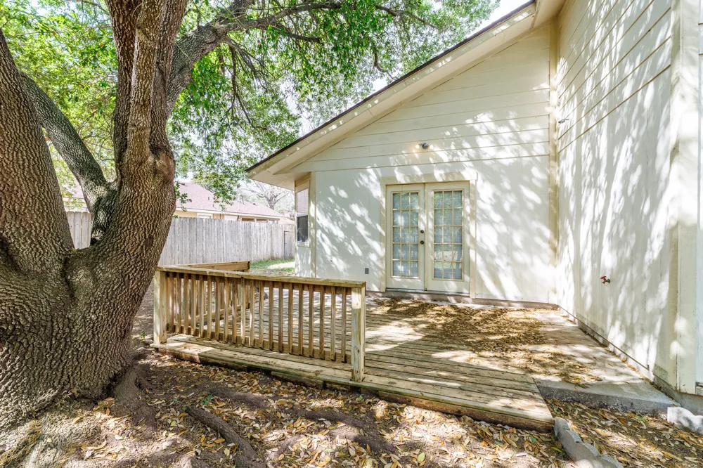 806 Saint Michael Street Gonzales, TX 78629