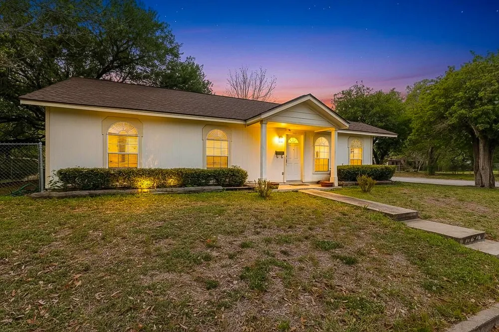 806 Saint Michael Street Gonzales, TX 78629